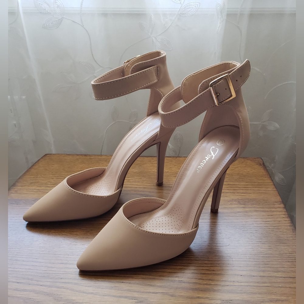 ✔Reg$40 Trotters Women's Tan Heels, sz 9, NWT